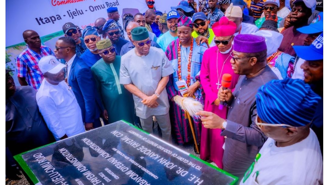 “Iṣiṣẹ́ ń lọ ní Ekiti,” ni Fayemi sọ nígbà tó ń yìn ìṣe amáyédẹrùn Oyebanji.