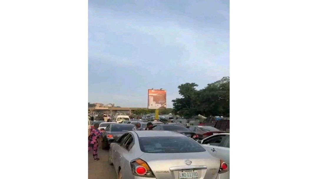 Abuja Ta Tsaya Cik, Masu Zanga-Zanga Sun Rufe Hanyoyi, Suna Neman A Saki Nnamdi Kanu