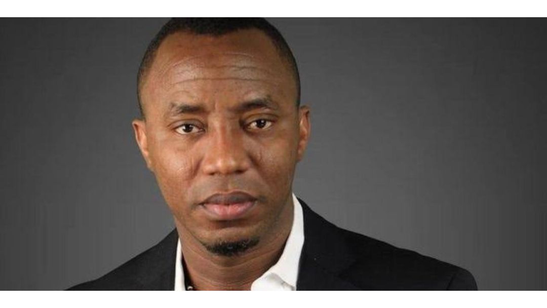 ‘Yan sanda sun kama mai fafutukar kare hakkin dan Adam, Omoyele Sowore, a Abuja.