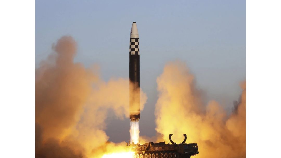 Ilẹ̀ Kòríà Ariwa Ti Ṣe Àfàṣẹyìn Rokẹ́tì Ballistic Nígbà tí Ìbànújẹ àti Ìrìnàjò Òkùnkùn Nlá N pọ̀ Laarin Rẹ̀, Amẹ́ríkà àti Kòríà Gúúsù